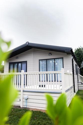 Primrose Lodge with Hot Tub, Barmby on the Moor, East Riding of Yorkshire