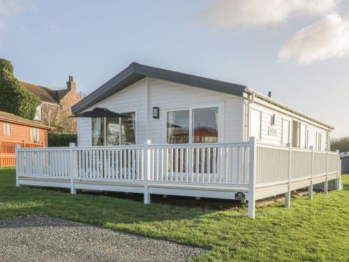 Stylish lodge set in the Sand le Mere Holiday Park