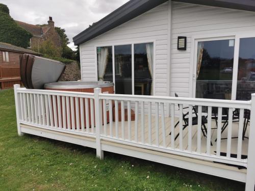 Stylish lodge set in the Sand le Mere Holiday Park