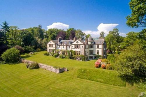 Charming 14-Bed House near Blairgowrie