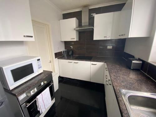 SERVICED HOUSE IN NEWCASTLE, CONTRACTORS, GROUPS, CLOSE To MOTORWAY ACCESS