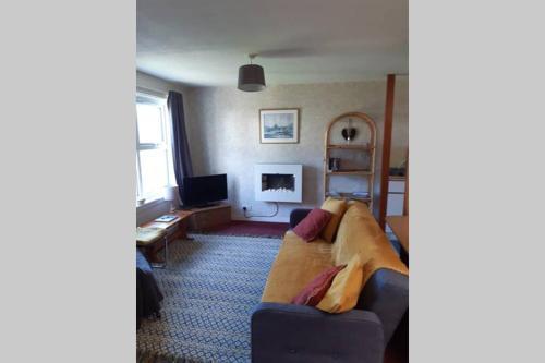 Cosy cottage with sea views close to local shops., Lamlash, North Ayrshire