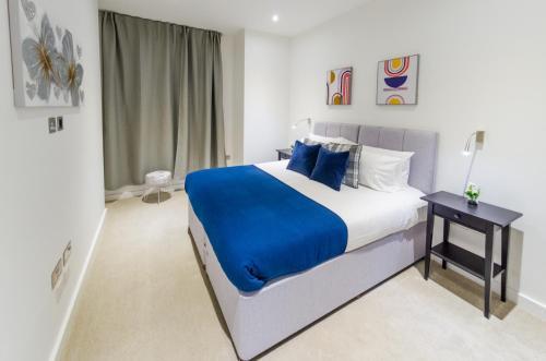 Absolute Stays at The Ziggurat - Close to London - Near Luton Airport - St Albans Abbey Train station - St Albans Cathedral - Harry Potter World - Free WiFi - Contractors - Corporate, St Albans, Hertfordshire