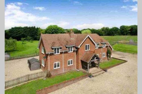 Langford farmhouse - Luxury 4bd, hot tub, cinema, 10 acres, Woodlands, Hampshire