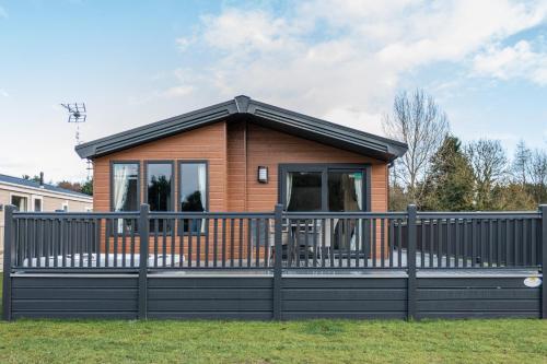 Lilac Lodge with Hot Tub, Barmby on the Moor, East Riding of Yorkshire