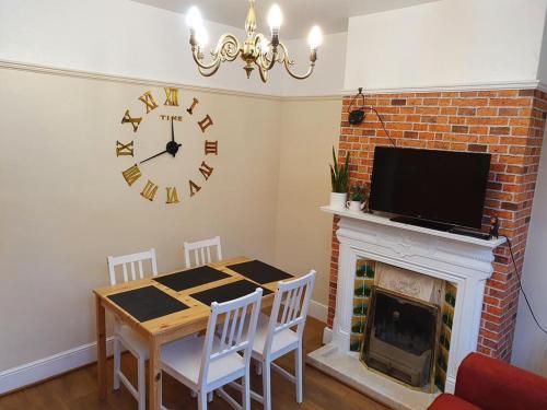 Stylish Character Home from Home, 3BR, Airport, M1, 5 beds, sleeps 7, Luton, Bedfordshire