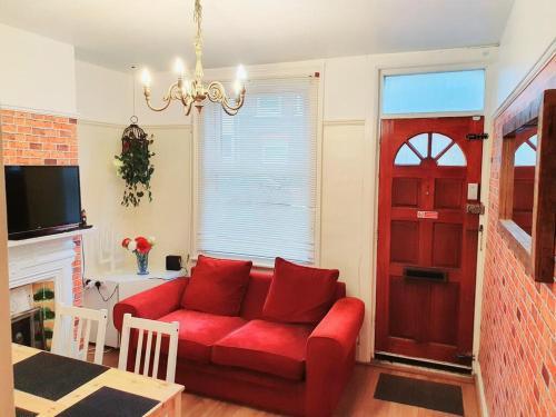 Stylish Character Home from Home, 3BR, Airport, M1, 5 beds, sleeps 7