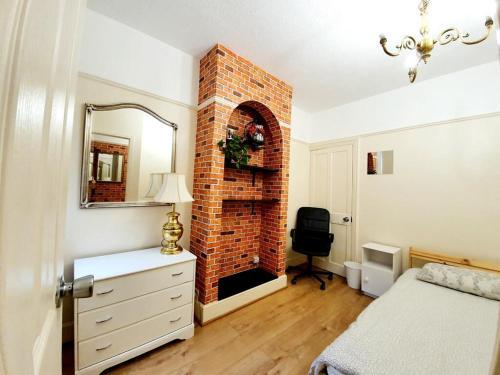 Stylish Character Home from Home, 3BR, Airport, M1, 5 beds, sleeps 7