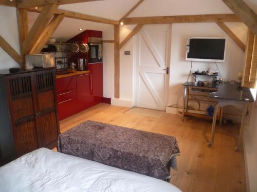 Sleeps 6 Rural Contemporary Oak Framed Light Airy House with Far Reaching Views in AONB