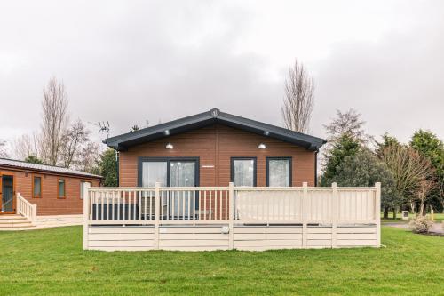 Lakeside View Lodge with Hot Tub, Barmby on the Moor, East Riding of Yorkshire