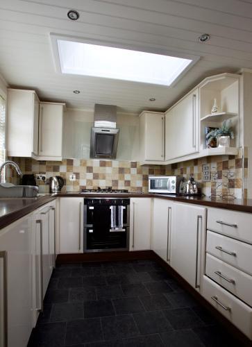 Beautiful 2-Bed lodge with hot tub and saunain Ely