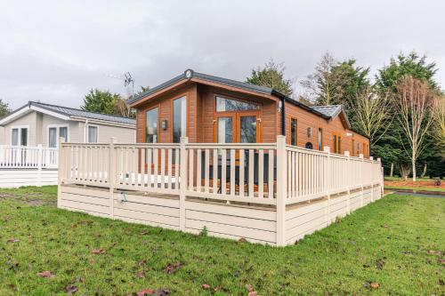 Juniper Lodge with Hot Tub, Barmby on the Moor, East Riding of Yorkshire