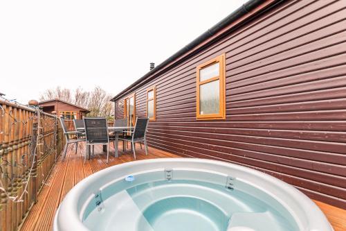 Lottie's Lodge With Hot Tub