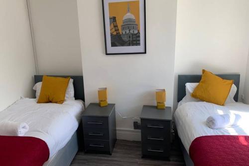 Gateway Mews WV1 stays 5Beds Parking Long stay discounts