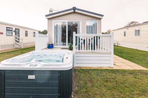 Cedar Lodge With Hot Tub, Barmby on the Moor, East Riding of Yorkshire