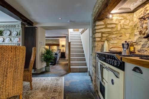 Two linked cottages sleeps 10 Cotswold town centre