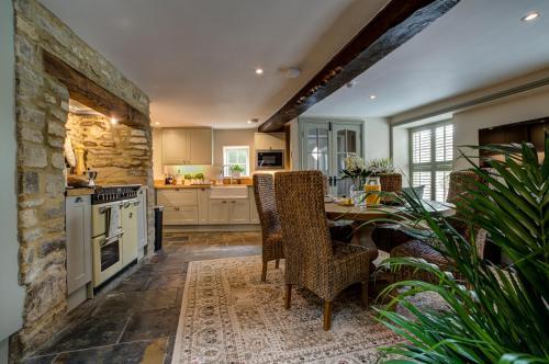 Two linked cottages sleeps 10 Cotswold town centre
