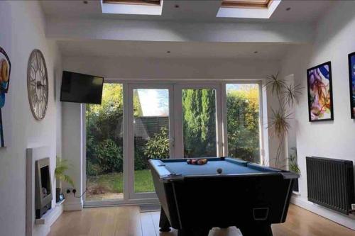 Modern Detached House Sleeps 6 with Games Room