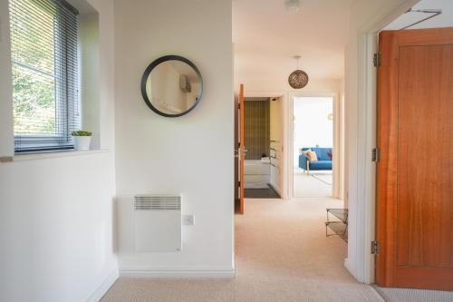 Rowsby Court - Stylish Apartment with Private Parking