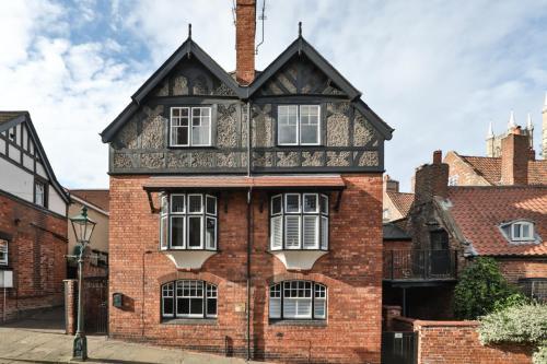 Superb period townhouse in historic uphill Lincoln