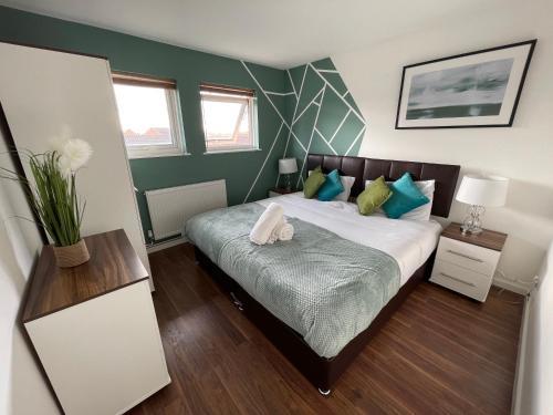 6 Bedroom 2.5 Bathroom House (sleeps 12) near Central MK with Free Parking, Garden & Smart TV with Netflix - Perfect for Contractors and Large Groups by by Yoko Property, Milton Keynes, Buckinghamshire