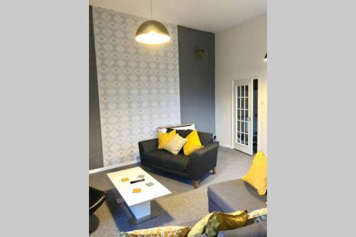 4 Single beds or 2 Doubles - FREE PARKING - SMART TV's - City Centre Spacious flat, Southampton, Hampshire