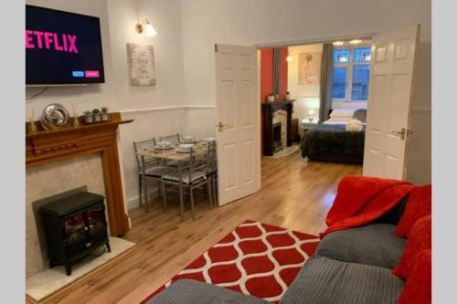 Staywhenever MS- 4 Bedroom House, King Size Beds, Sleeps 8, Stoke-on-Trent, Staffordshire