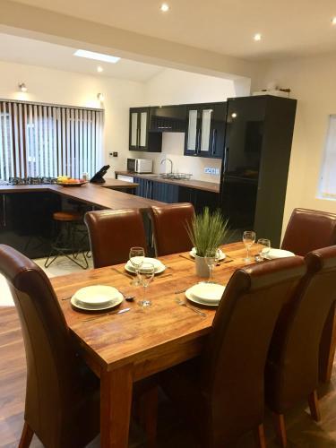 2 bed house with sofa bed, sleeps up to 6, Large garden, smart TVs and free parking - Contractors, relocation, business travellers, Darlington, Durham