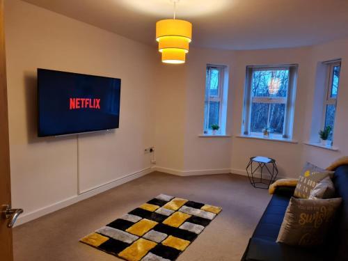 Patton Place, Warrington, 1 Bedroom, Safari Themed, High Speed WiFi, Smart TV, Amazing Train Links, Secure Location, Hotel Vibe in a Home, Great Sankey, Cheshire