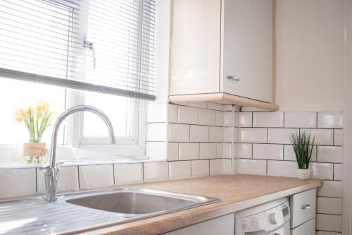 Quirky House - Fast Wifi - Comfy Beds, Gillingham, Kent