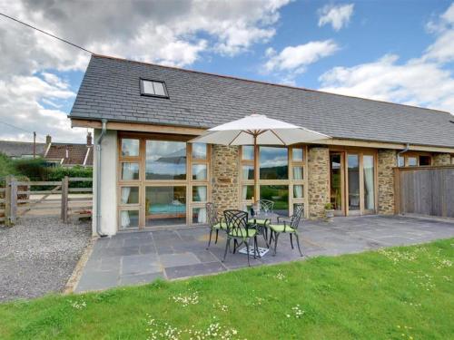 Modern holiday home in Umberleigh with river nearby