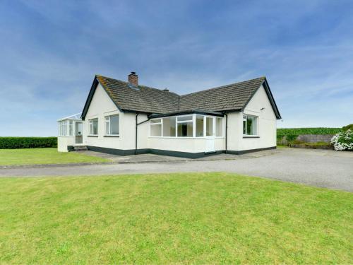 Spacious Holiday Home in Mowrenstow near Sea