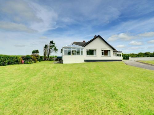 Spacious Holiday Home in Mowrenstow near Sea