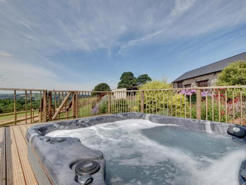 Charming apartment in Bampton with Jacuzzi