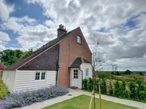 Attractive Holiday Home in Sutton Valence with Fireplace