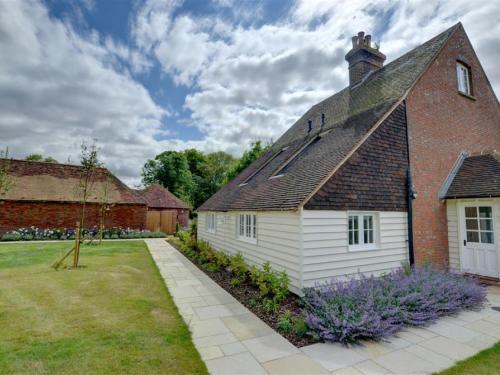 Attractive Holiday Home in Sutton Valence with Fireplace