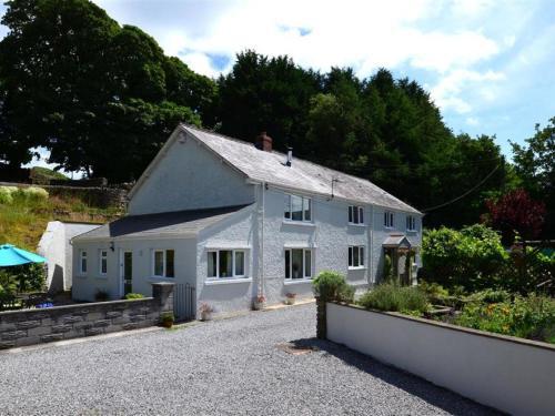 Quaint Holiday Home in Swansea with Garden, Cilybebyll, Neath Port Talbot