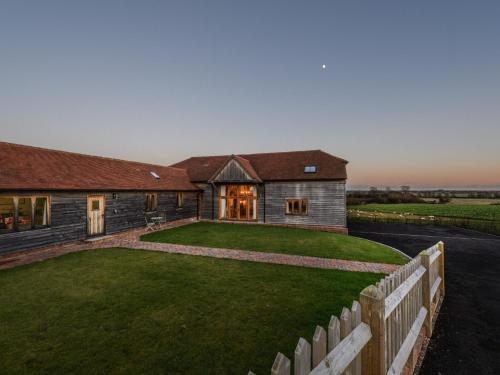 Modern Holiday Home in Stone in Oxney with Jacuzzi, Stone, Kent