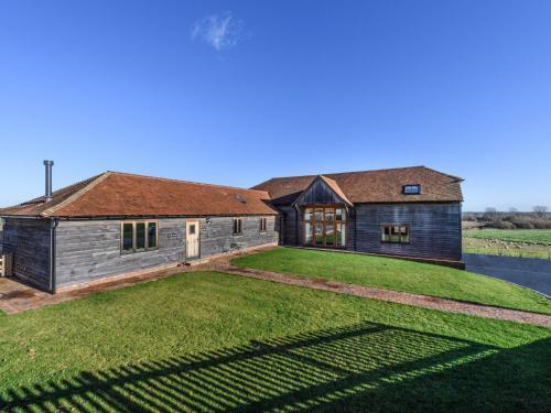 Modern Holiday Home in Stone in Oxney with Jacuzzi