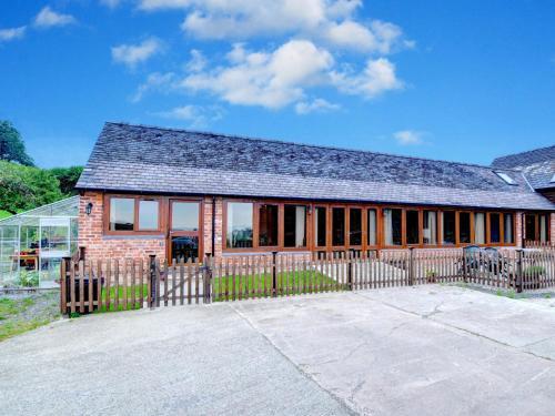 Cosy holiday home in Berriew overlooking farmland, Berriew, Powys