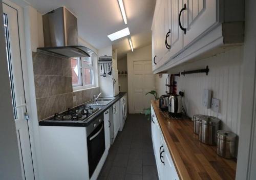 Salisbury House-Huku Kwetu Spacious 4 Bedrooms House- Sleeps 6 - Luton Town Centre