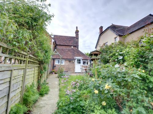 Cozy Holiday home in Sedlescombe Kent with Private Parking, Sedlescombe, East Sussex