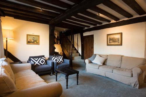 The Bell House - 500 year old town house in quiet country village, Littlebourne, Kent