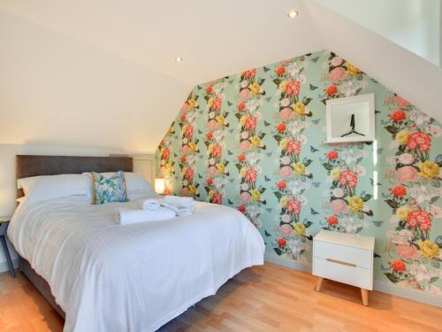 Plush Holiday Home overlooking Petherick Creek in Cornwall