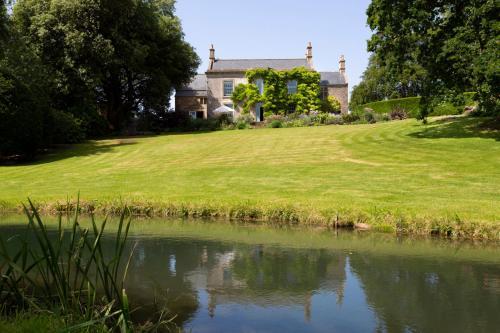 Dyrham Villa Sleeps 11 WiFi, Hinton, Gloucestershire