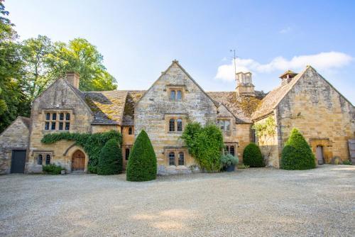 Temple Guiting Chateau Sleeps 30 Air Con WiFi, Temple Guiting, Gloucestershire