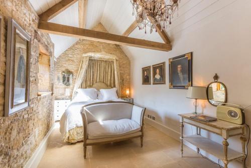 Temple Guiting Chateau Sleeps 30 Air Con WiFi