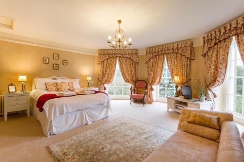 Dursley Chateau Sleeps 18 Pool WiFi