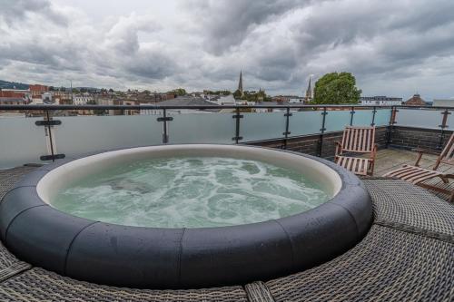 Central Penthouse with Private Hot Tub and View, Cheltenham, Gloucestershire