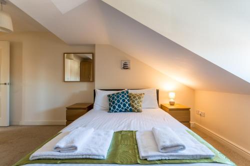 Central Old Town - Westlecot House - Spacious 2 Bedroom, 2 Bathroom Apartments, Swindon, Wiltshire